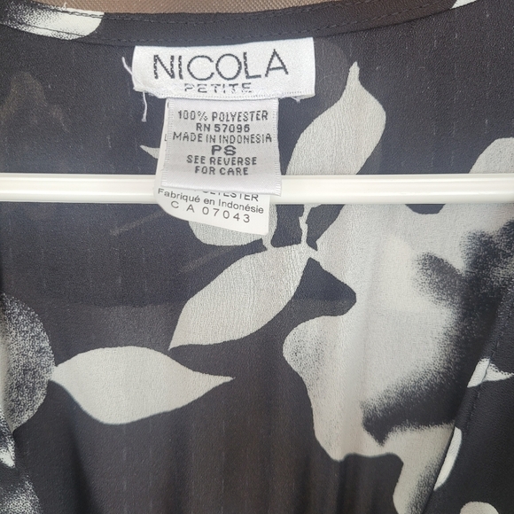 Nicola petites black w/white floral pattern top Size PS - Picture 5 of 5